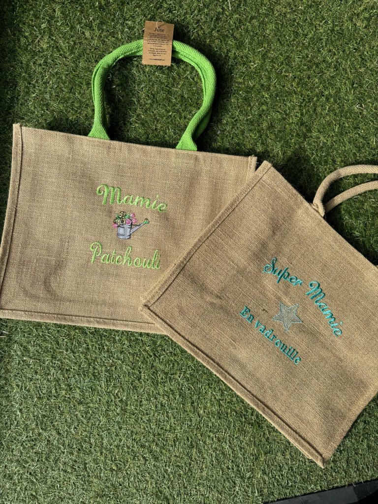 Deux sacs cabas en jute brodés de messages personnalisés pour une mamie