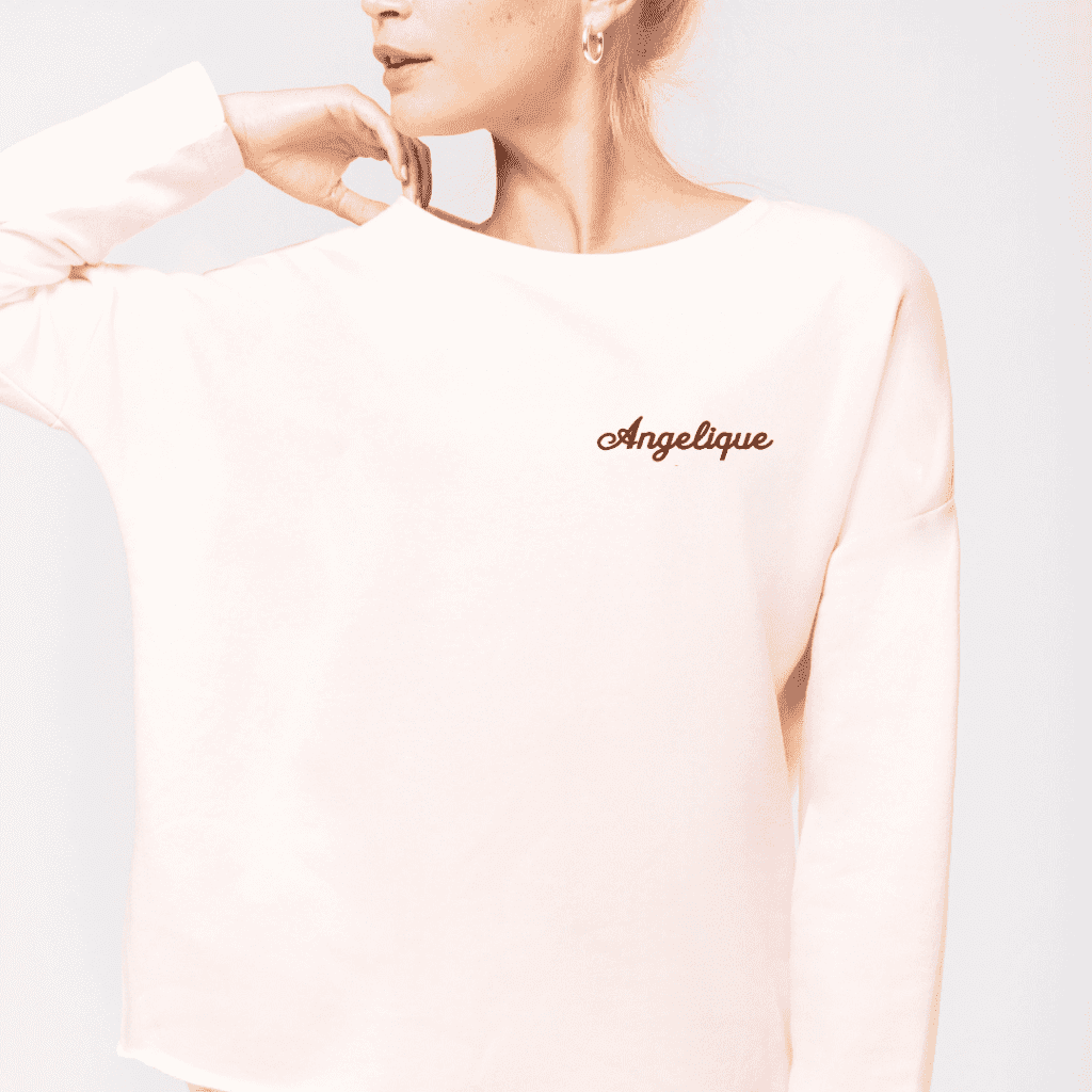 Sweat femme personnalisable rose pâle avec broderie photo côté cœur, coupe loose French Terry et finition bord franc non ourlée | SudBroderie