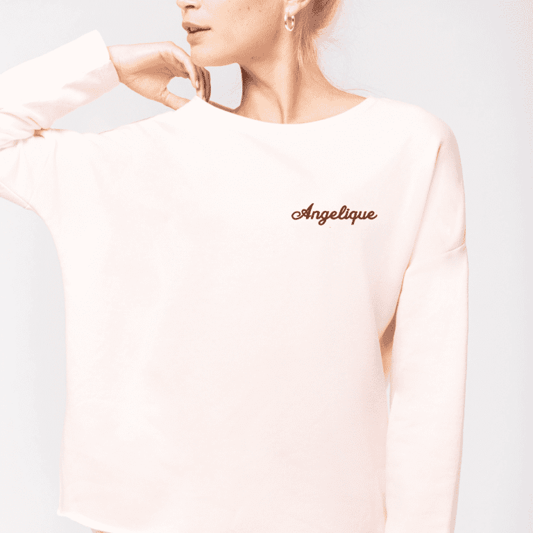 Sweat femme personnalisable rose pâle avec broderie photo côté cœur, coupe loose French Terry et finition bord franc non ourlée | SudBroderie