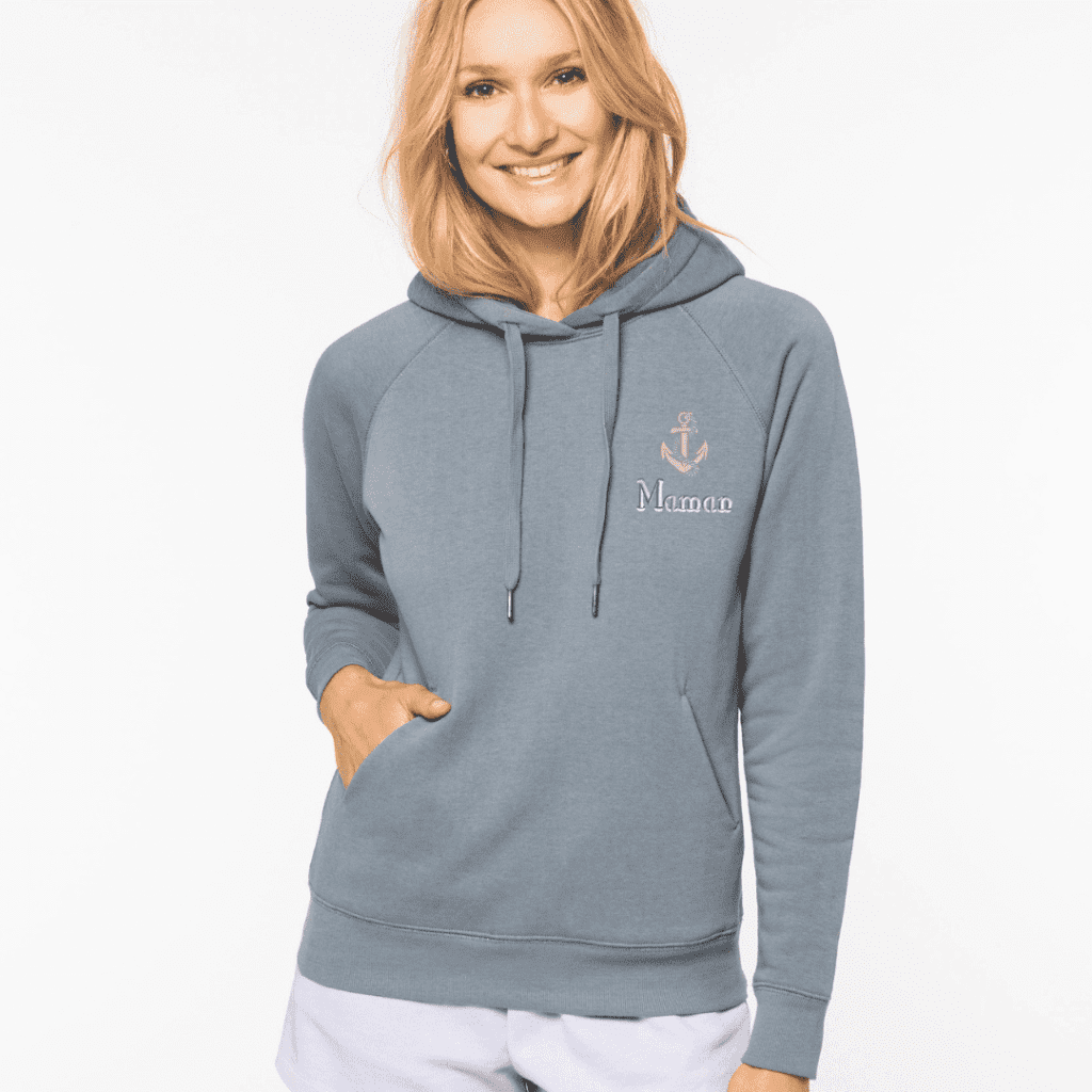 Femme portant un sweat brodé personnalisé bleu avec ancre marine et prénom – Sudbroderie