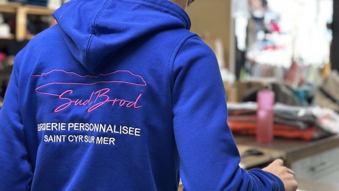 Océane, brodeuse chez Sud Brod, au travail dans l'atelier de Saint-Cyr-sur-Mer