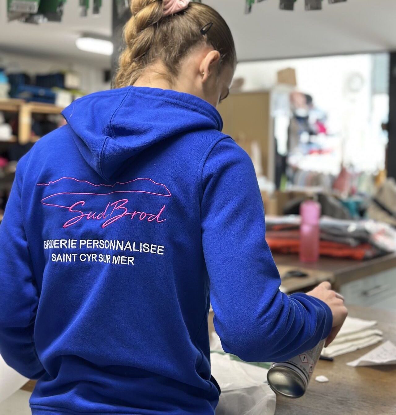 Océane, brodeuse chez Sudbrod, dans l'atelier de personnalisation textile à Saint-Cyr-sur-Mer