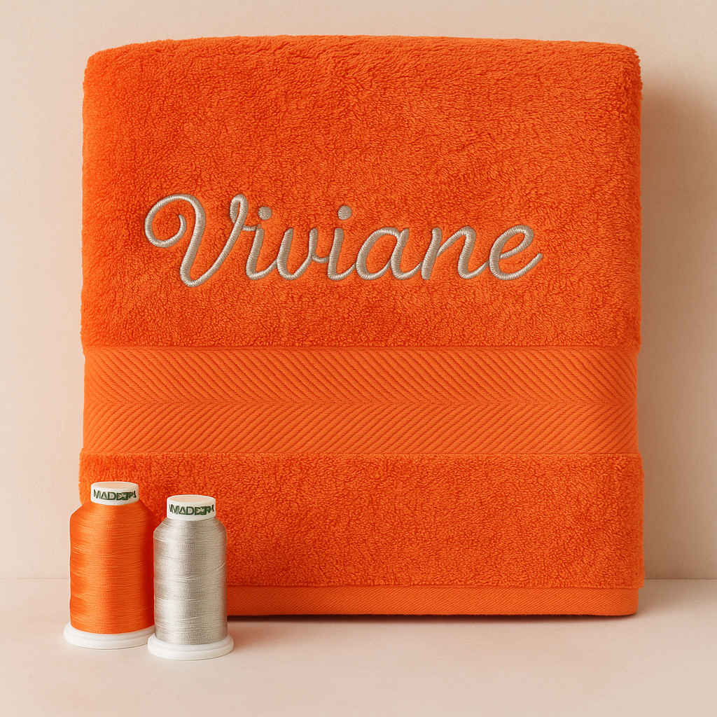 Serviette de bain orange brodée au prénom Viviane, broderie personnalisée femme réalisée dans l’atelier Sudbroderie à Saint-Cyr-sur-Mer.