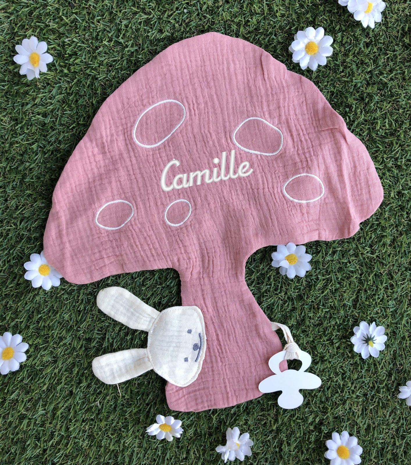 Doudou plat en forme de champignon brodé au prénom Camille avec son attache-sucette lapin