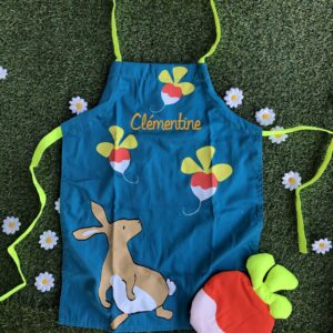 Tablier de cuisine enfant personnalisé avec prénom brodé – modèle radis et légumes, création Sudbroderie