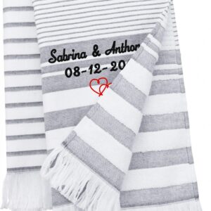 Fouta blanche et grise à rayures et à franges brodée de deux prénoms, d'une date et de deux cœurs rouges