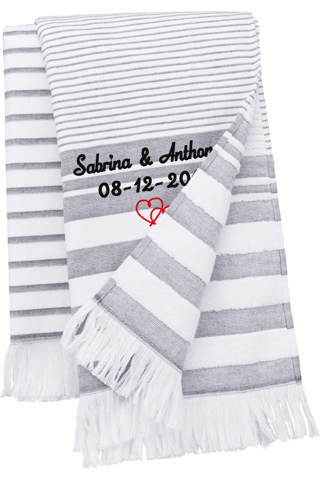 Fouta blanche et grise à rayures et à franges brodée de deux prénoms, d'une date et de deux cœurs rouges