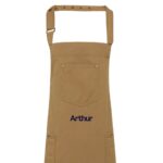 Tablier à bavette en chino kaki brodé au prénom Arthur