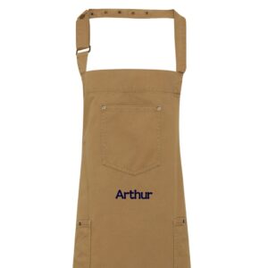 Tablier à bavette en chino kaki brodé au prénom Arthur