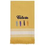 Fouta de plage jaune à franges brodée du prénom Céleste en bleu marine, avec un motif de quatre sardines colorées