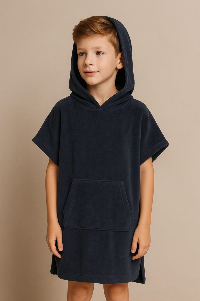 Enfant portant un poncho de bain en éponge bleu marine à capuche, à personnaliser par broderie