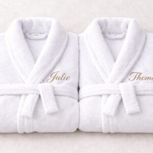 Duo de peignoirs blancs personnalisés brodés en coton : peignoir personnalisé, cadeau de mariage inoubliable