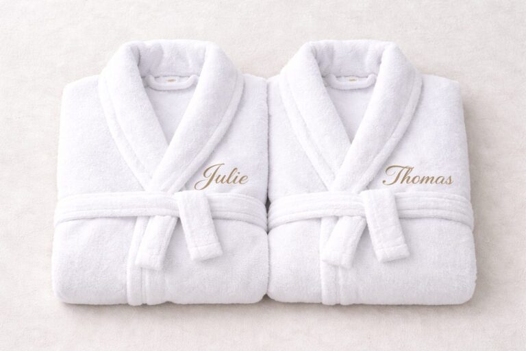 Duo de peignoirs blancs personnalisés brodés en coton : peignoir personnalisé, cadeau de mariage inoubliable