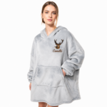 Plaid poncho gris personnalisé avec motif cerf et prénom Camille brodés sur la poitrine.