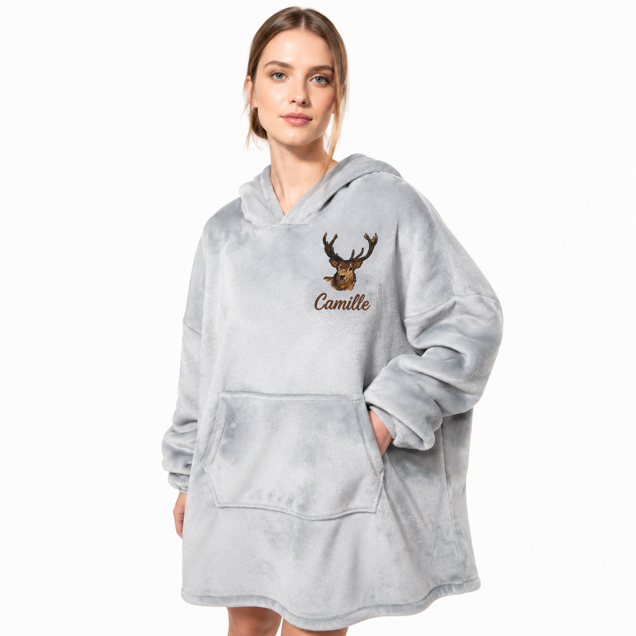 Plaid poncho gris personnalisé avec motif cerf et prénom Camille brodés sur la poitrine.