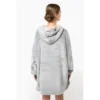 Plaid poncho polaire gris clair porté par une femme, vue de dos avec capuche