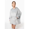 Plaid poncho personnalisé gris clair porté par une femme, vue de trois quarts