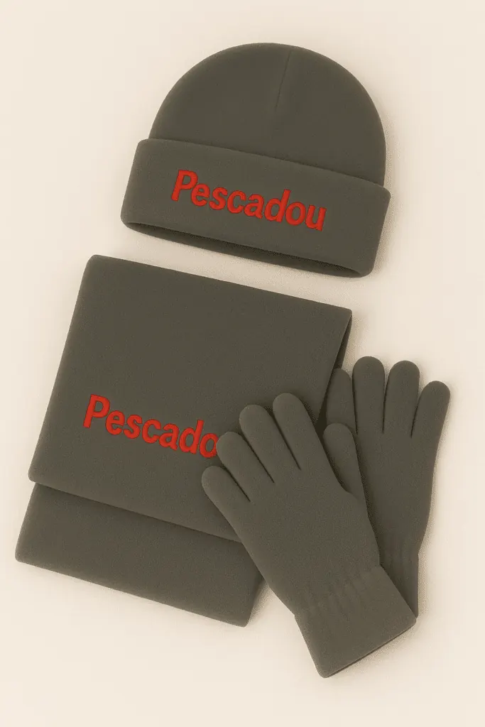 Sélection d’idées cadeaux personnalisables hiver Sudbroderie : bonnets brodés, peignoirs, sweats et accessoires personnalisés.