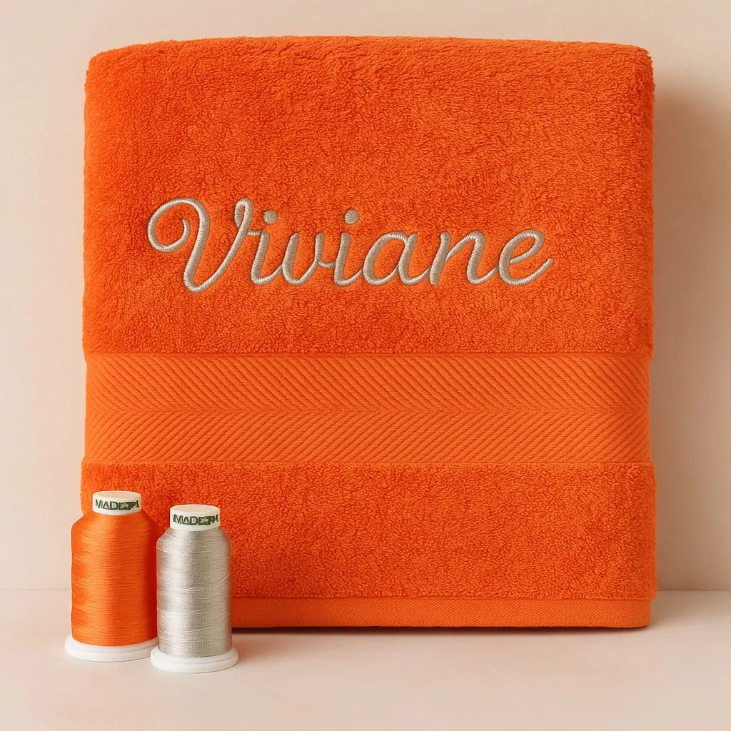 Vêtement femme personnalisé : serviette de bain orange brodée au prénom Viviane
